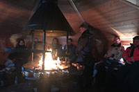 Aufwärmen mit feiner finnischer Suppe und Lagerfeuer